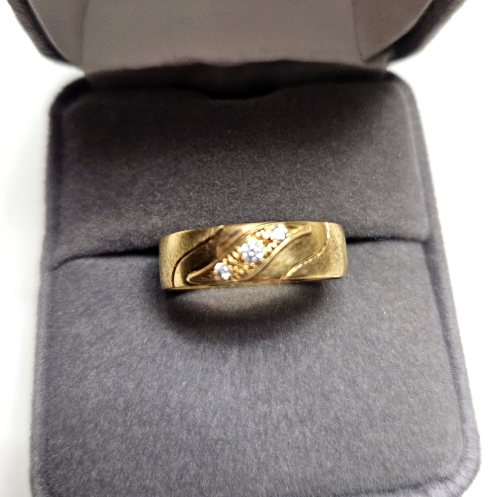 18kt yellow gold ring. Size 8